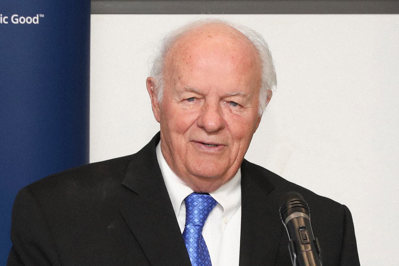 <b>Puesto 4. T. Denny Sanford</b>
<br>
<br>Donaciones de por vida: 1,800 millones de dólares.
<br>
<br>Porcentaje del patrimonio neto donado: 52.9%.
<br>
<br>Patrimonio neto: 1,600 millones de dólares.
<br>
<br>Enfoque de sus aportes: salud y educación.
<br>
<br>El banquero multimillonario retirado de 85 años ha dicho que quiere donar la mayor parte de su fortuna. Ha donado varios miles de millones de dólares al grupo hospitalario sin fines de lucro Sanford Health, entre otros aportes caritativos.
<br>