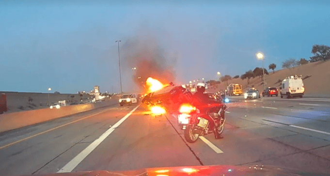 Instantes después del primer choque, cuando en el sitio reinaba la confusión y otros conductores intentaban alejarse del vehículo en llamas, 
<b>un policía de Chandler llegó </b>a bordo de su motocicleta.