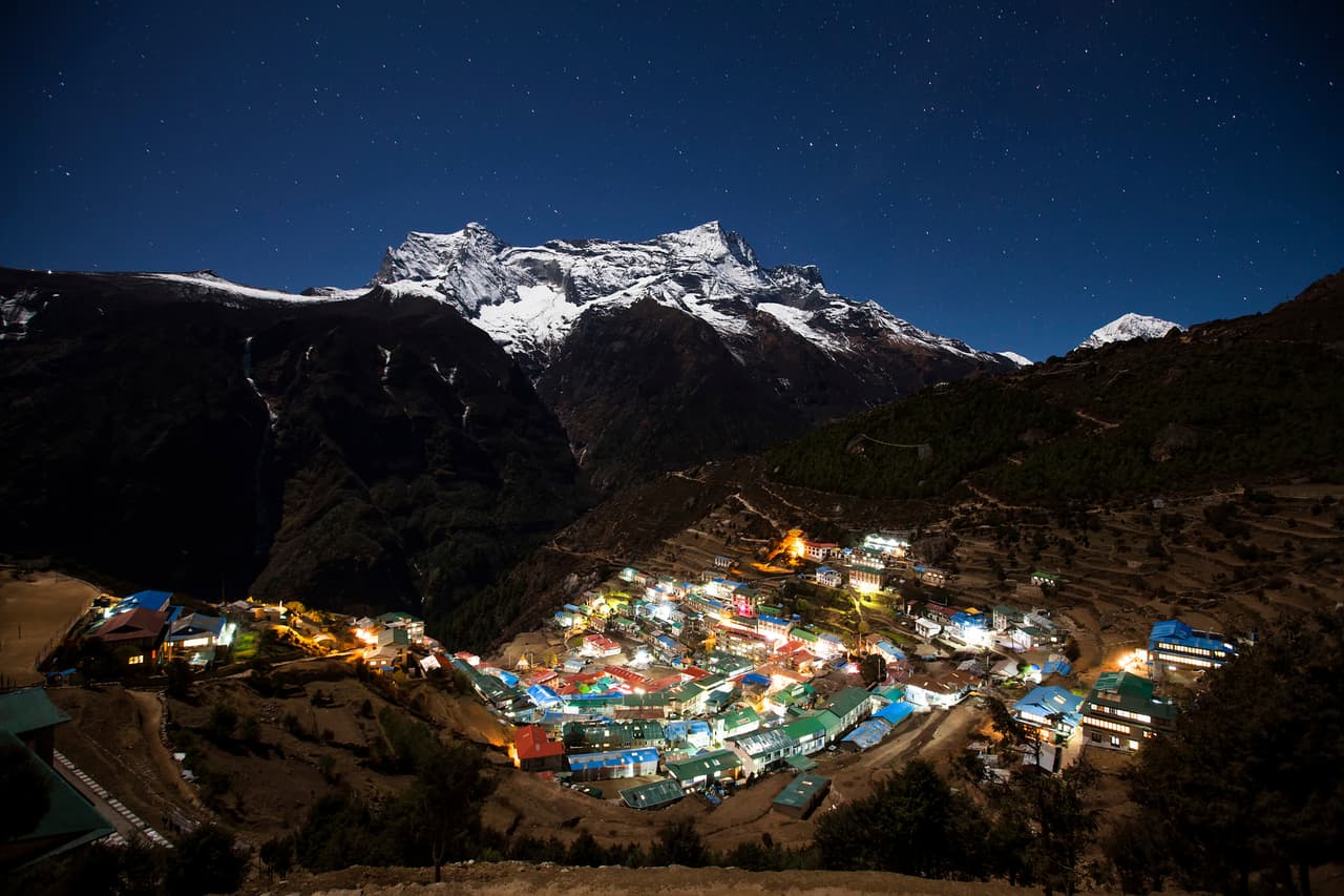 Esta espectacular panorámica muestra a 
<b>Namche Bazaar,</b> la pequeña ciudad asentada en las laderas montañosas que es casi un ritual del paso para los expedicionistas del Himalaya; está en 
<b>Nepal, uno de los países que figuran en la lista de Lonely Planet. </b>| Foto: iStock.
<br>