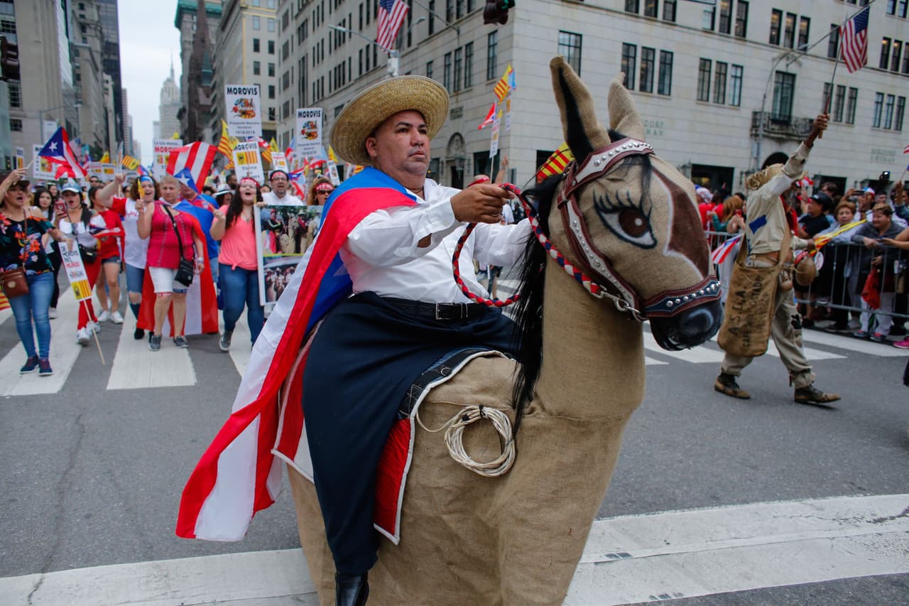 Cientos de miembros de la comunidad puertorriqueña y líderes neoyorquinos caminaron por la Quinta Avenida en el centro de Manhattan la mañana de este domingo con mensajes que llaman a la unidad y piden el apoyo para la reconstrucción de la isla a casi nueve meses del huracán María.