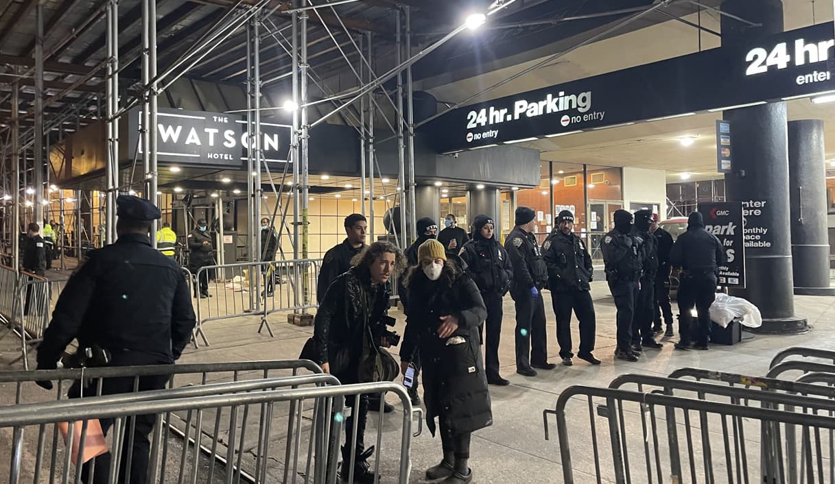 Policía desaloja a migrantes que acampaban afuera del hotel Watson