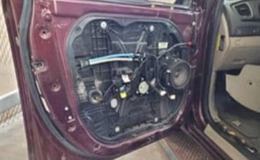 Las 
<b>puertas de los vehículos son desmontadas</b>, para ocultar drogas en esos rincones.