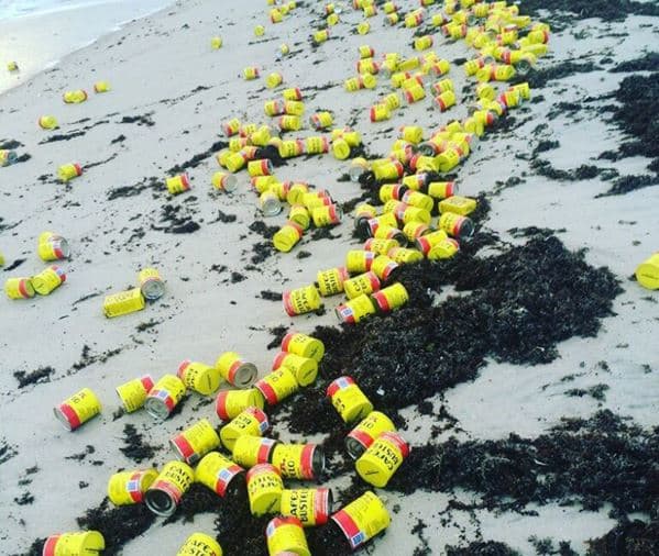 Aparecen miles de latas de café en playa de Florida
