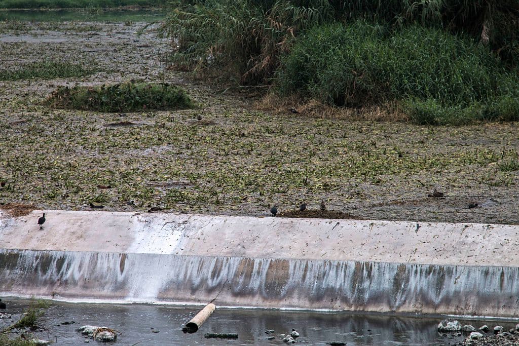 Para H2O, trabajar en el río Santiago es importante debido a la gran cantidad de personas que se abastecen del agua contaminada del afluente y que, al menos desde hace dos décadas, tienen enfermedades renales y diversos tipos de cáncer.
<br>
<br>En la imagen una vista de la espuma que se desprende del río Santiago, muy cerca de viviendas.