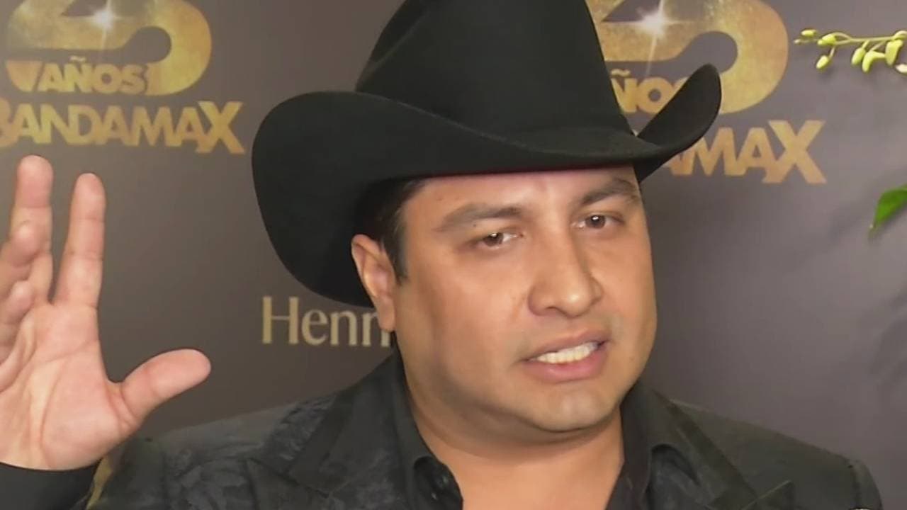 Julión Álvarez se pone en los zapatos de los famosos nombrados en 'Emma y las otras señoras del narco'