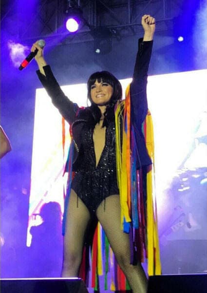 Mientras que 
<b><a href="http://www.univision.com/programas/novelas/el-elenco-de-papa-a-toda-madre-se-reune-por-primera-vez-fotos">Maite Perroni</a></b> publicó en Facebook varios gráficos recordando algunos de los éxitos de la agrupación: "Hoy 4 de Octubre me gustaría q todos uds me acompañaran a recordar a lo largo del día una gran época en donde la música comenzaba a ser parte de mi vida ... Comenzamos? 😉 #DiaMundialRBD".