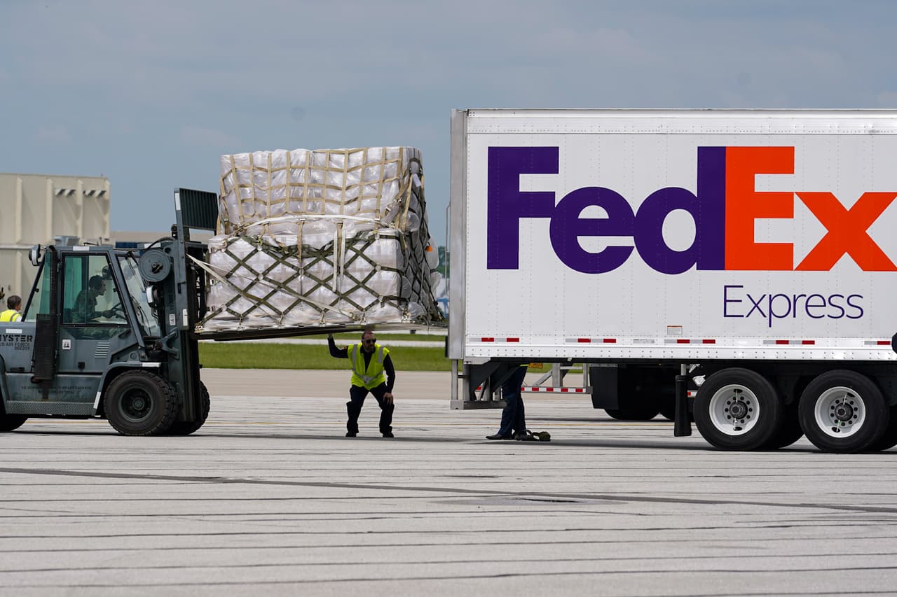 La Operación Fly Formula es una iniciativa de la Casa Blanca en coordinación con los Departamentos de Salud y Servicios Humanos, Defensa y Agricultura.