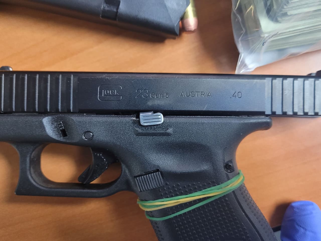 Los agentes detuvieron al conductor del vehículo, así como al de otro que presuntamente le acompañaba –una camioneta Dodge—, e incautaron $16,000 dólares en efectivo y dos pistolas cargadas, una en cada vehículo.