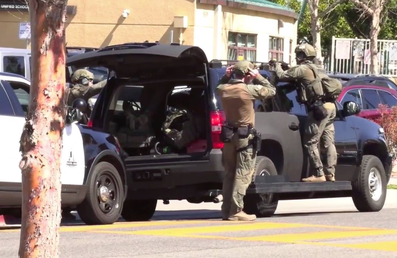 El hecho se reportó a las 8:20 a.m. tras una breve persecución policial por una serie de robos, según la policía de Santa Ana.