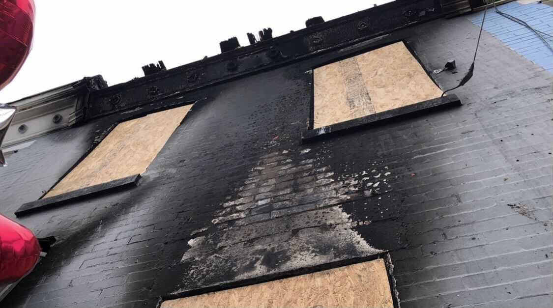 El 
<a href="https://www.univision.com/local/philadelphia-wuvp/incendio-cobra-vida-cuatro-personas-tres-ninos-hartville-street-kensington">incendio consumió la casa de la familia puertorriqueña </a>en 
<b>Kensington</b>, la madrugada del domingo. En la escena murieron el padre, Alexis Arroyo, y sus tres hijos, identificados como Alexangel Arroyo, de 12 años; Yadriel Arroyo, de 9; y Yamalier Arroyo, quien estaba próximo a celebrar su sexto cumpleaños.