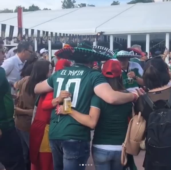 Al salir de los partidos también son reconocidos por oleadas de fanáticos y no tienen empacho en fotografiarse con sus seguidores.