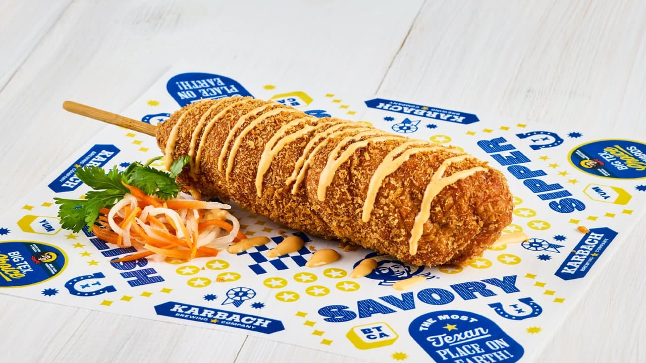 <h3 class="cms-H3-H3">Vietnamese Crunch Dog</h3>
<br>Este
<b>cornie dog no es cualquiera, pues tiene un toque de la exquisita cocina vietnamita.</b> Está relleno de carne marinada y lo cubre una mezcla de panko. Además tiene un aderezo de mayonesa sriracha y verduras encurtidas picantes.