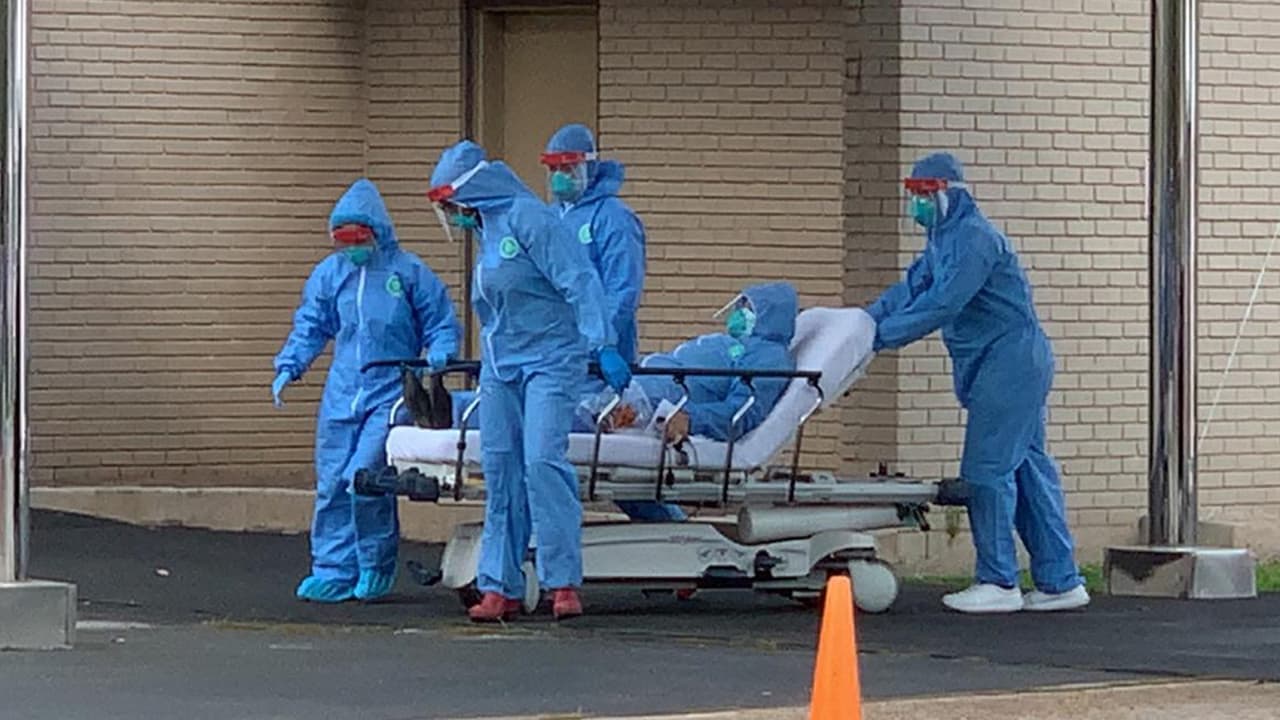 Quien tiene un riesgo aún mayor por no poder practicar el distanciamiento social y estar en contacto directo con contagiados de coronavirus, es el personal médico.