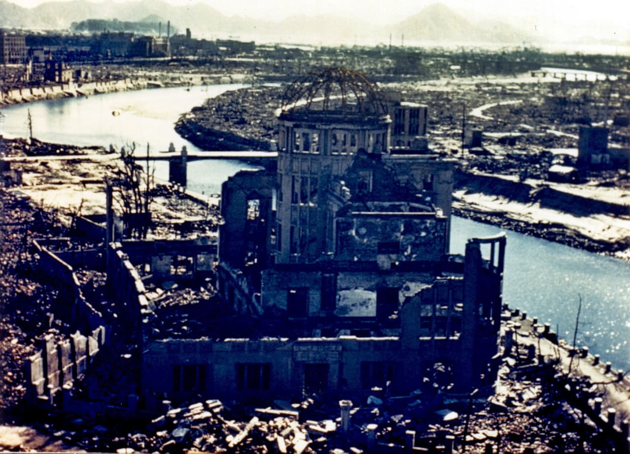 <h3 class="cms-H3-H3">Hiroshima, Japón</h3>
<br>
<br>El 6 de agosto de 1945, un B-29 de la Fuerza Aérea de Estados Unidos lanzó una bomba atómica sobre Hiroshima, el primer ataque nuclear en una guerra. Hiroshima fue elegida porque el presidente Harry Truman y sus consejeros pensaron que era la única forma de romper la moral del pueblo japonés y terminar con la guerra. La ciudad no había sido bombardeada antes. Al menos 80,000 personas murieron y 60,000 edificios fueron destruidos al instante.
<br>