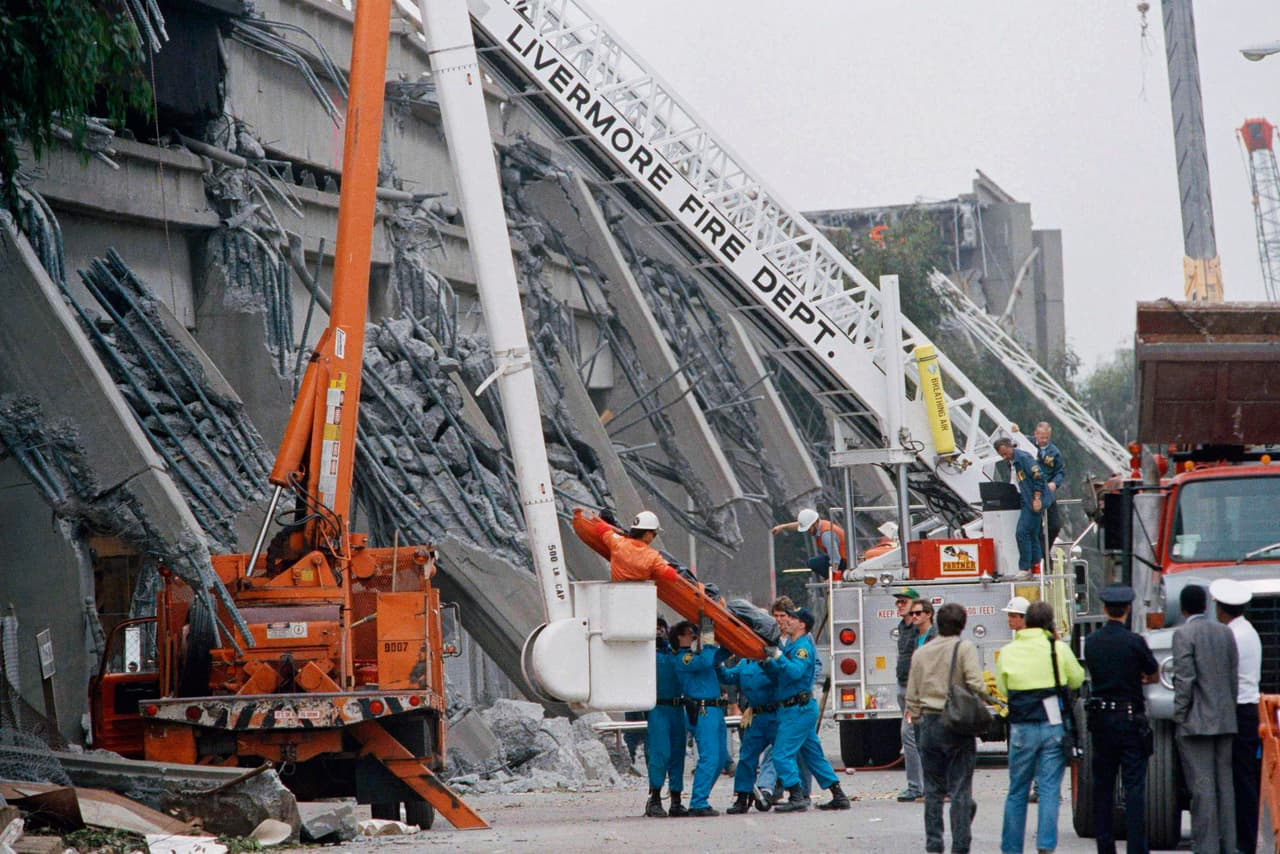 Los equipos de rescate y emergencia trabajaron por varios días para recuperar los cuerpos de decenas de víctimas que quedaron sepultadas bajo los escombros. El saldo oficial de víctimas del sismo fue de 63 muertos y 3,753 heridos.