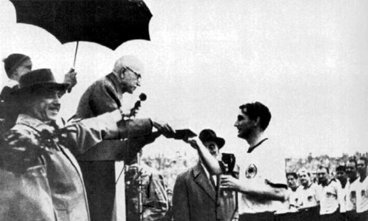 El capitán de Alemania Occidental, Fritz Walter, recibe la Copa Jules Rimet de manos de su equipo tras la victoria en la final de la Copa del Mundo disputada en Berna, Suiza.