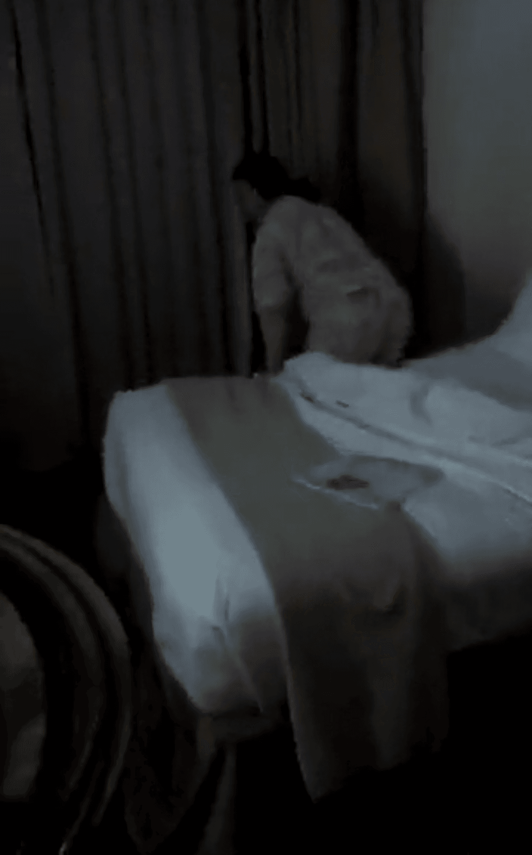 Su mamá estaba viendo televisión y se levantó de un salto a felicitar a su hijo.