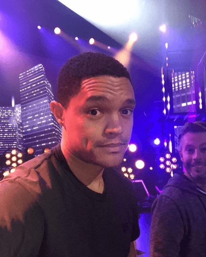 El comediante, actor y conductor Trevor Noah, será parte del desfile de estrellas que se unirán esta noche para salvar vidas en Unidos Contra el Cáncer.