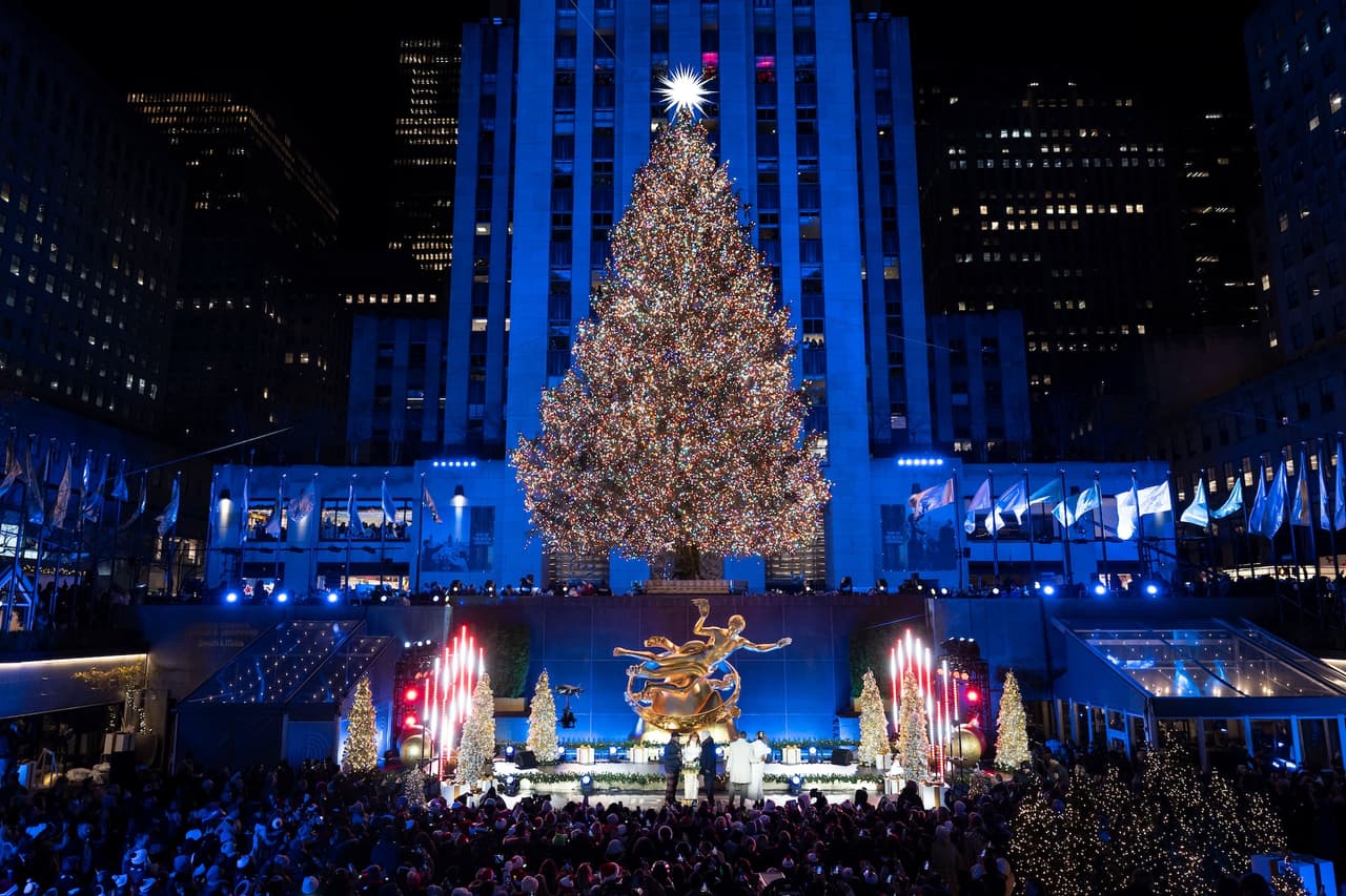 Actualmente, el árbol atrae a unas 500,000 personas al día y alrededor de 125 millones al año, consolidándose como un motor clave del turismo invernal en Nueva York y un símbolo global de las celebraciones decembrinas.