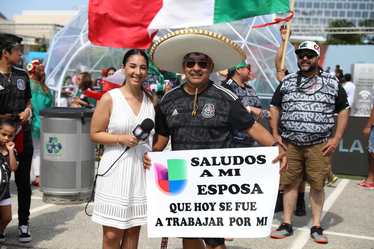 Y
<b>Mafer</b> con su olfato periodístico se encontró a los hinchas más curiosos, como este que dejó trabajando a su esposa para poder ir al partido.