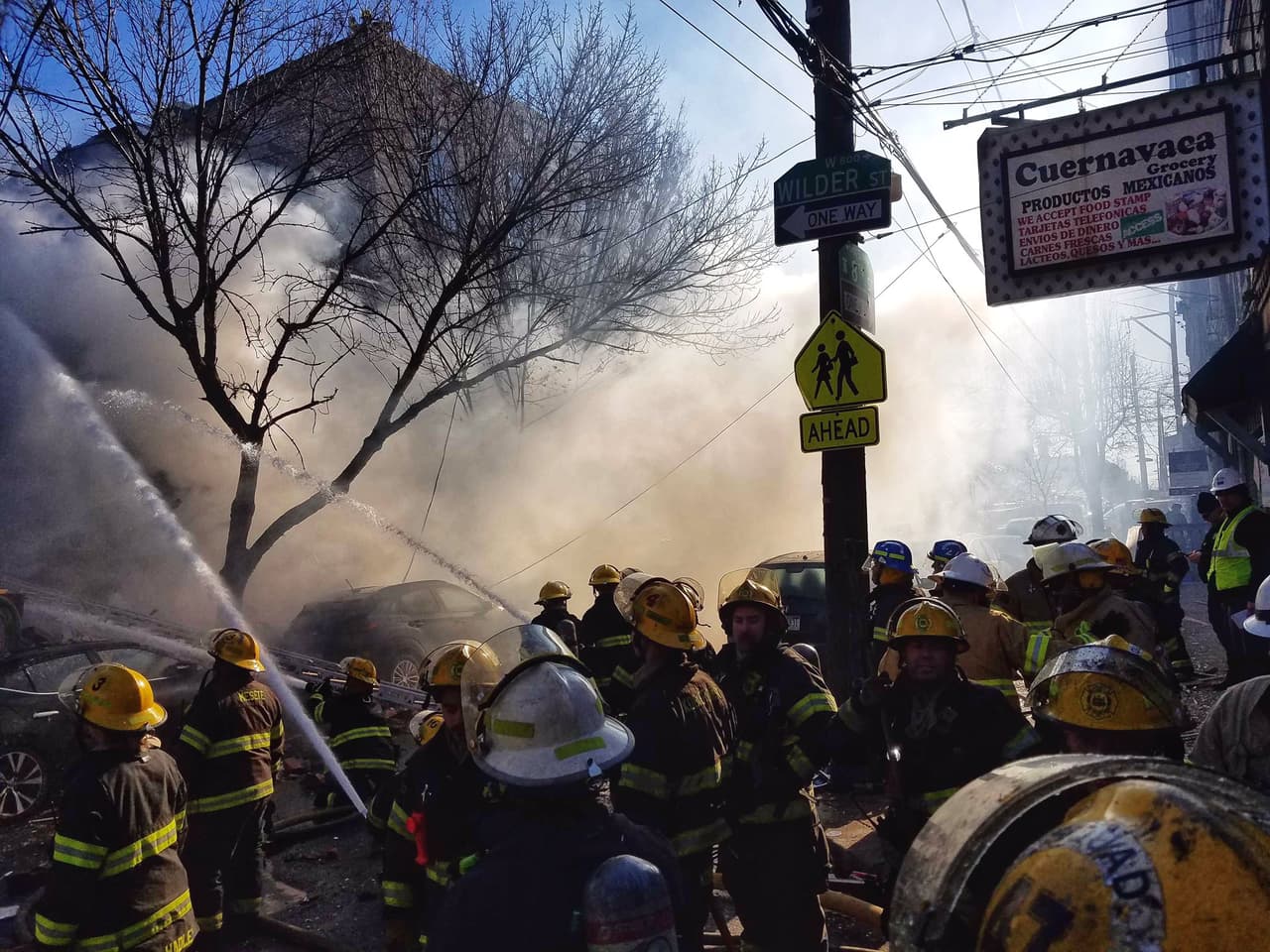 Las autoridades respondieron a la escena después de recibir múltiples llamadas sobre la explosión de una casa y el olor a "posible gas".