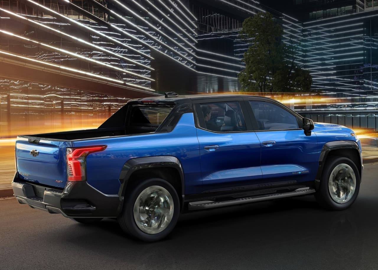 Además, ofrece una capacidad de remolque de 10,000 lbs (4,536 kgs) y una capacidad de carga útil de 1,300 lbs (590 kgs).