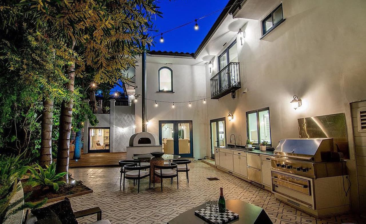 Una de las terrazas cuenta con cocina al aire libre y su propio horno para pizzas.