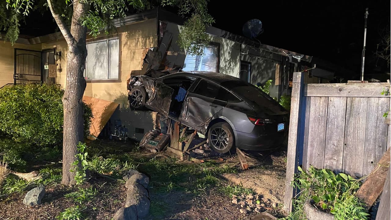 Esposa del Sheriff de Sonoma arrestada por chocar su auto bajo la influencia del alcohol