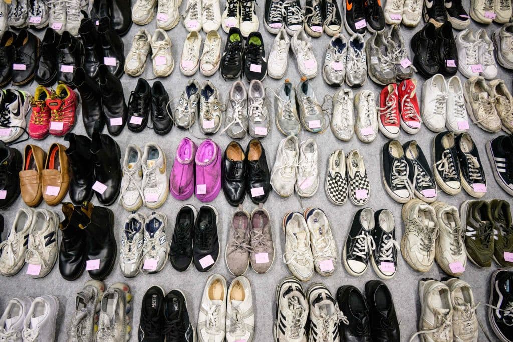 La policía halló 256 pares de zapatos de las victimas que pudo agrupar en el recinto de la ciudad de Seúl. La mayoría de las víctimas eran jóvenes coreanos de unos 20 años, miembros de una generación que ya había soportado dos años de interrupción de sus estudios durante la pandemia.