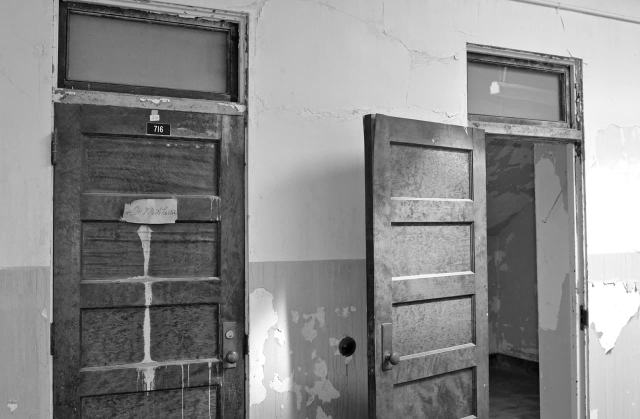 Para el siglo XV, estos pacientes "lunáticos" ya eran la gran mayoría de los internos de Bethlehem, y así, nació el primer manicomio famoso no sólo de Inglaterra, sino quizá del mundo entero. Pero el tratamiento de esta gente era cruel e inhumano, ya que los sometían a experimentos humillantes y sangrientos bajo el escudo de la medicina, algo que era socialmente aceptado en aquel entonces.