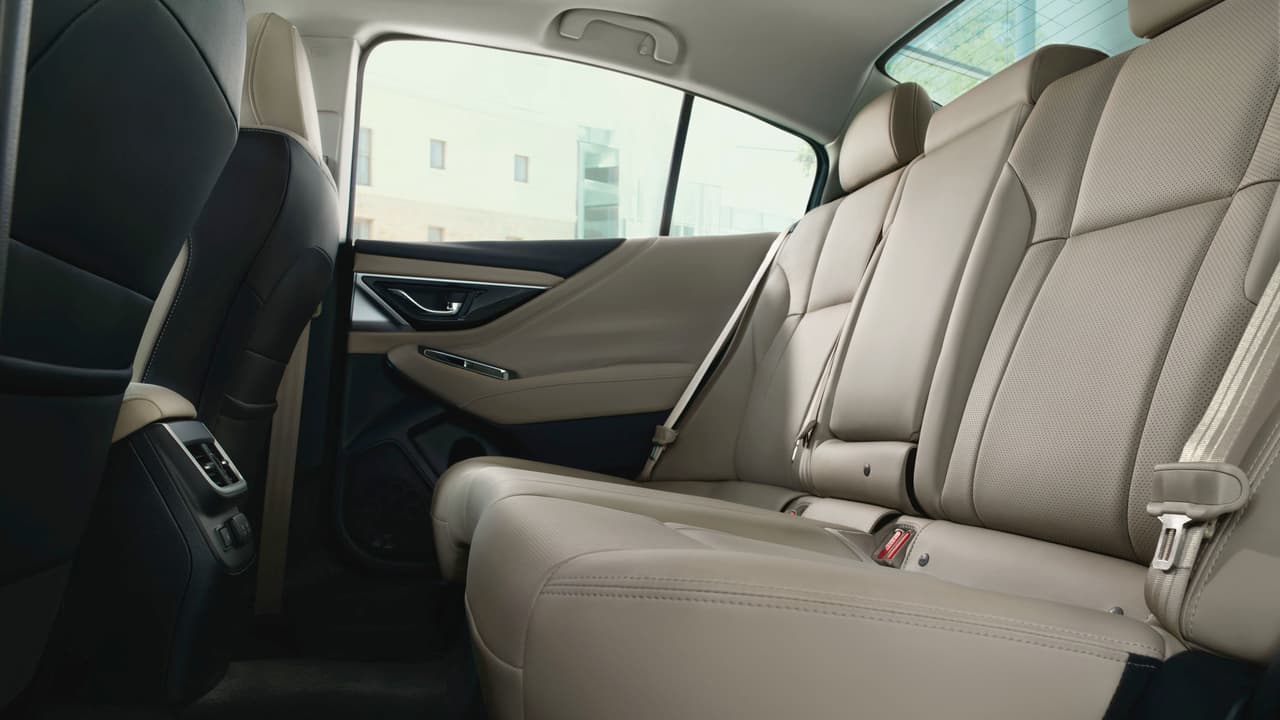 La cabina del nuevo Subaru Legacy 2020 es 3 dB más silenciosa que la del modelo anterior, gracias a gomas aislantes de nuevo diseño a vidrios con laminas de aislamiento sonoro.