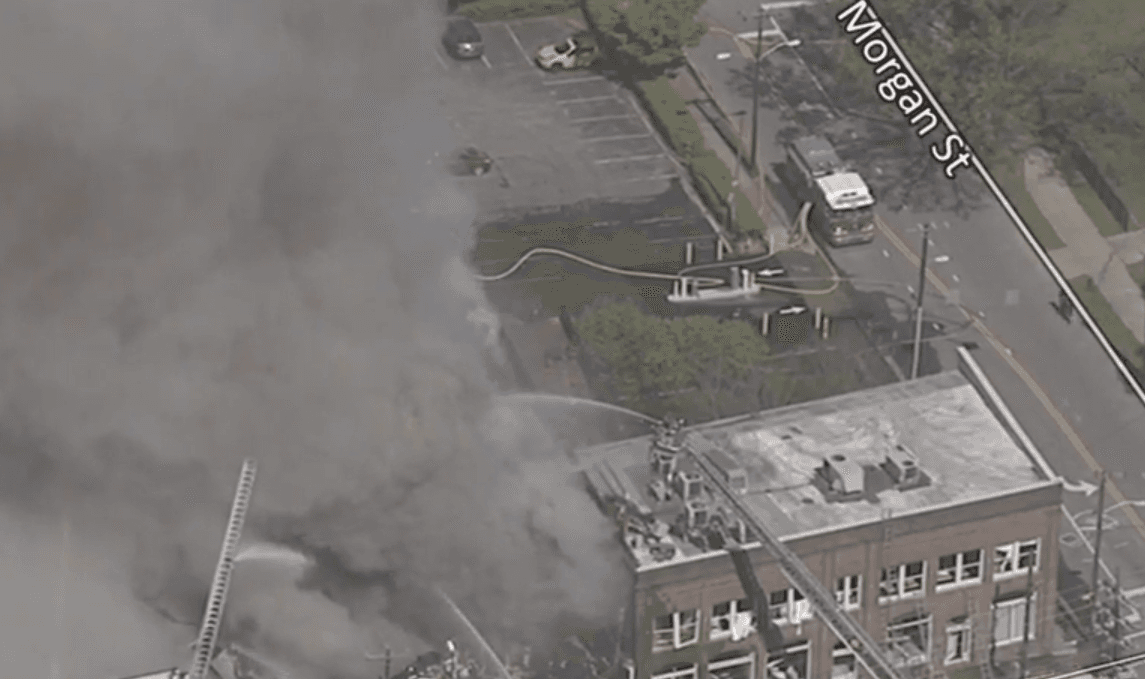 Presunta explosión de gas provoca colapso e incendio de edificio en Durham