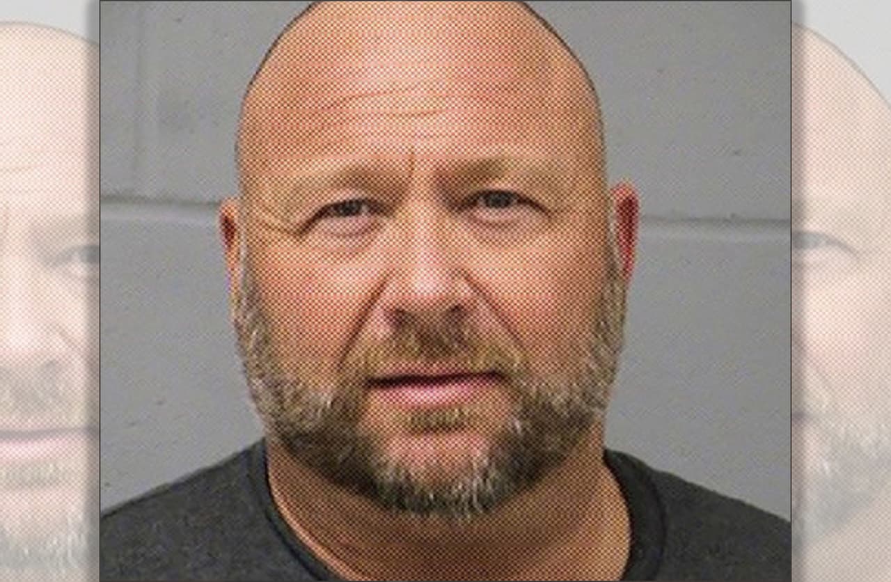 Arrestan a fundador de InfoWars por conducir bajo los efectos del alcohol 