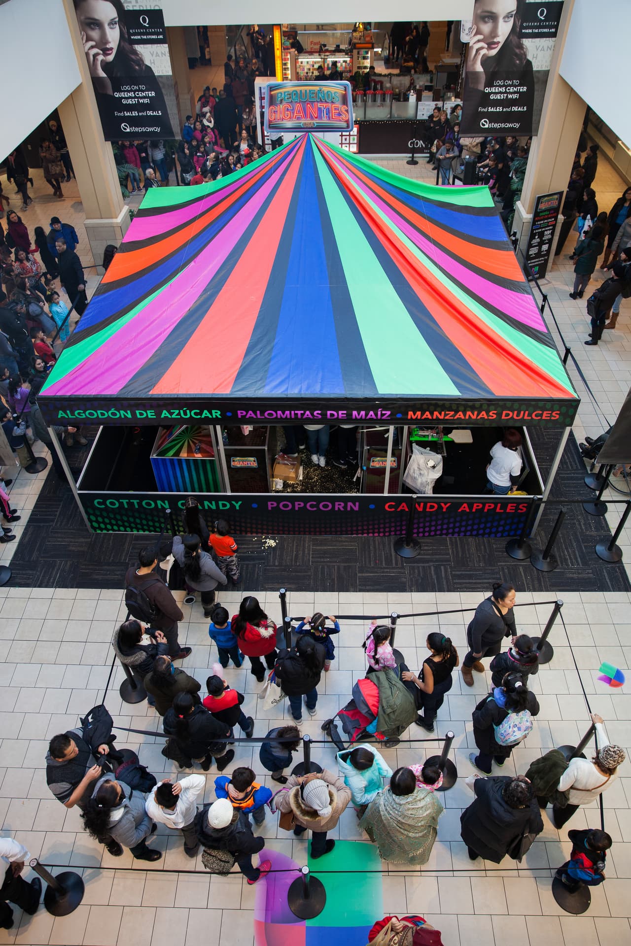 Así eran las filas para las atracciones.