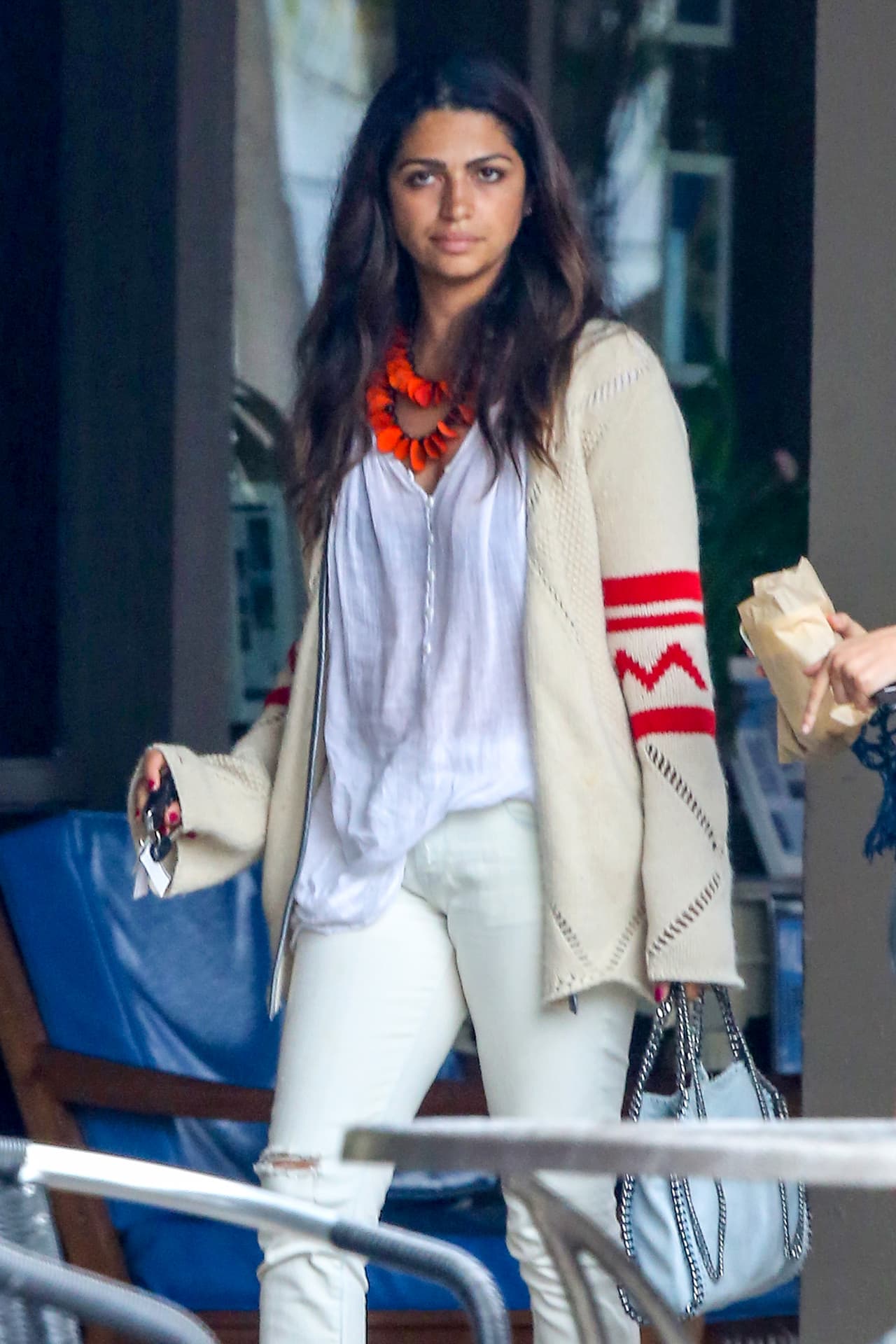 Detalles en rojo, por más mínimo que sean resaltarán tu atuendo, puedes llevarlos como estampado en una prenda o agregar algún collar o pulsera.