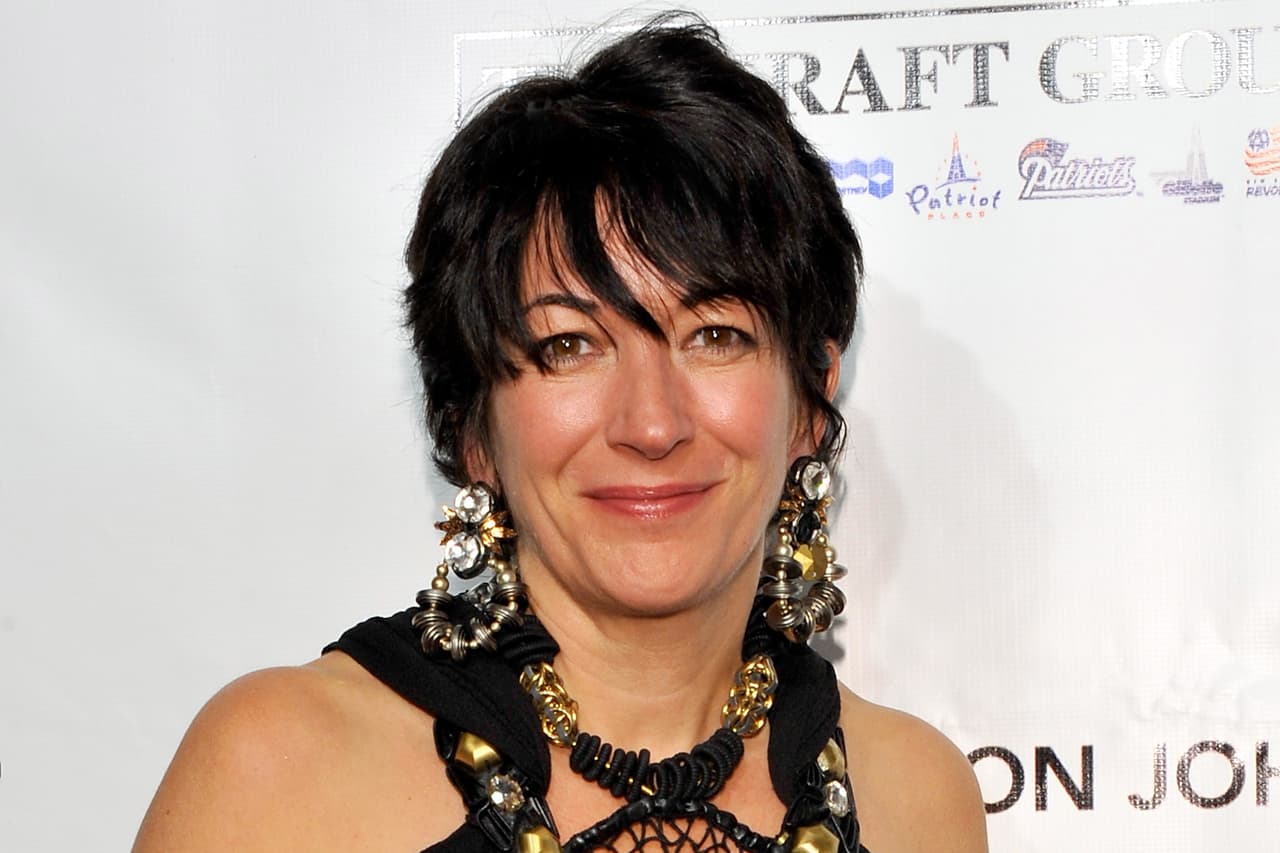 Entre otras cosas, se citó que tiene 
<b>13 horas fuera de su celda diariamente, una ducha privada, acceso a su propio teléfono a dos computadoras y un televisor. </b>
<br>