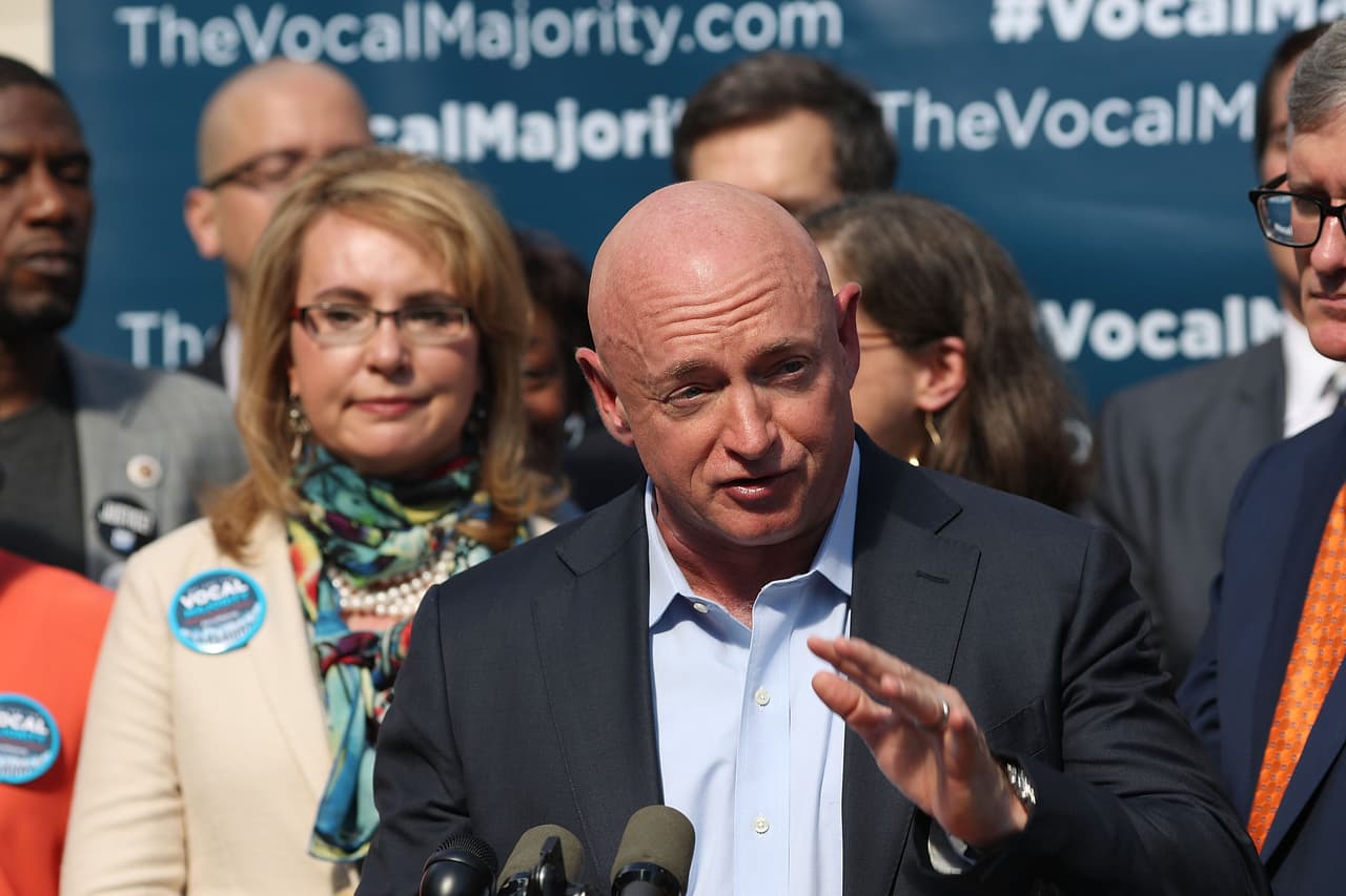 Mark Kelly y su esposa, Gabby Giffords, son notables activistas contra las armas desde que ella recibiera un disparo en la cabeza en un evento político en 2011.
<br>