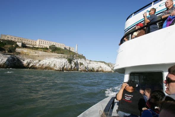 Los turistas pueden llegar a la isla por ferry desde el muelle 33, cerca de Fisherman’s Wharf en San Francisco.