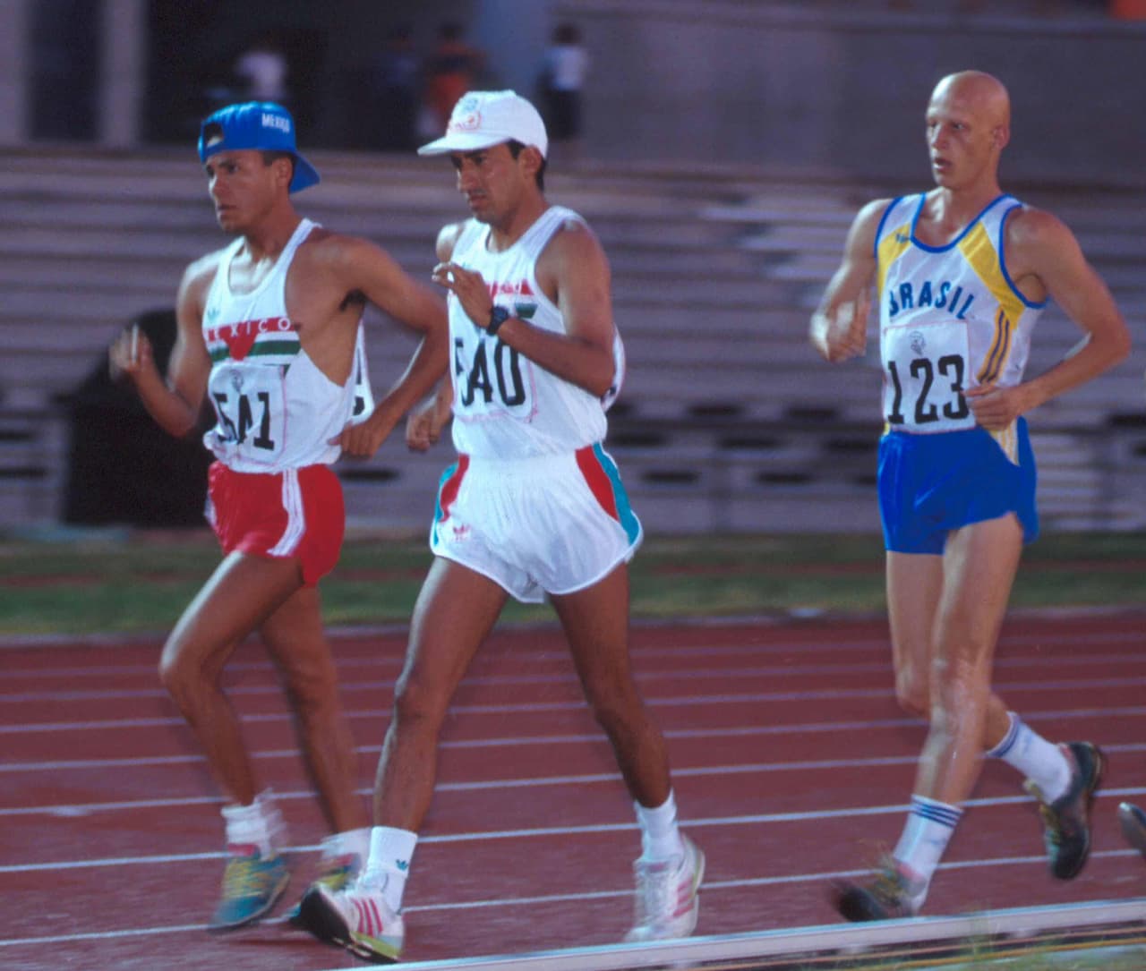<b>ERNESTO CANTO - </b>
<br>Es el único deportista varón que ha logrado oro centroamericano, panamericano, mundial y olímpico en la misma prueba. En su caso, fue en los 20 kilómetros de caminata, cuyos momentos de gloria fueron los primeros Campeonatos Mundiales de la historia, los de Helsinki 1983 (donde por cierto, su competencia fue la primera que se realizó) y los Juegos Olímpicos Los Ángeles 1984.
