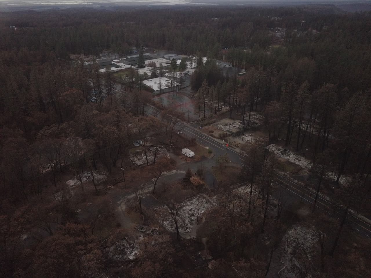 En cuestión de horas el incendio Camp arrasó con la ciudad de Paradise, alimentado por los fuertes vientos y la baja humedad.