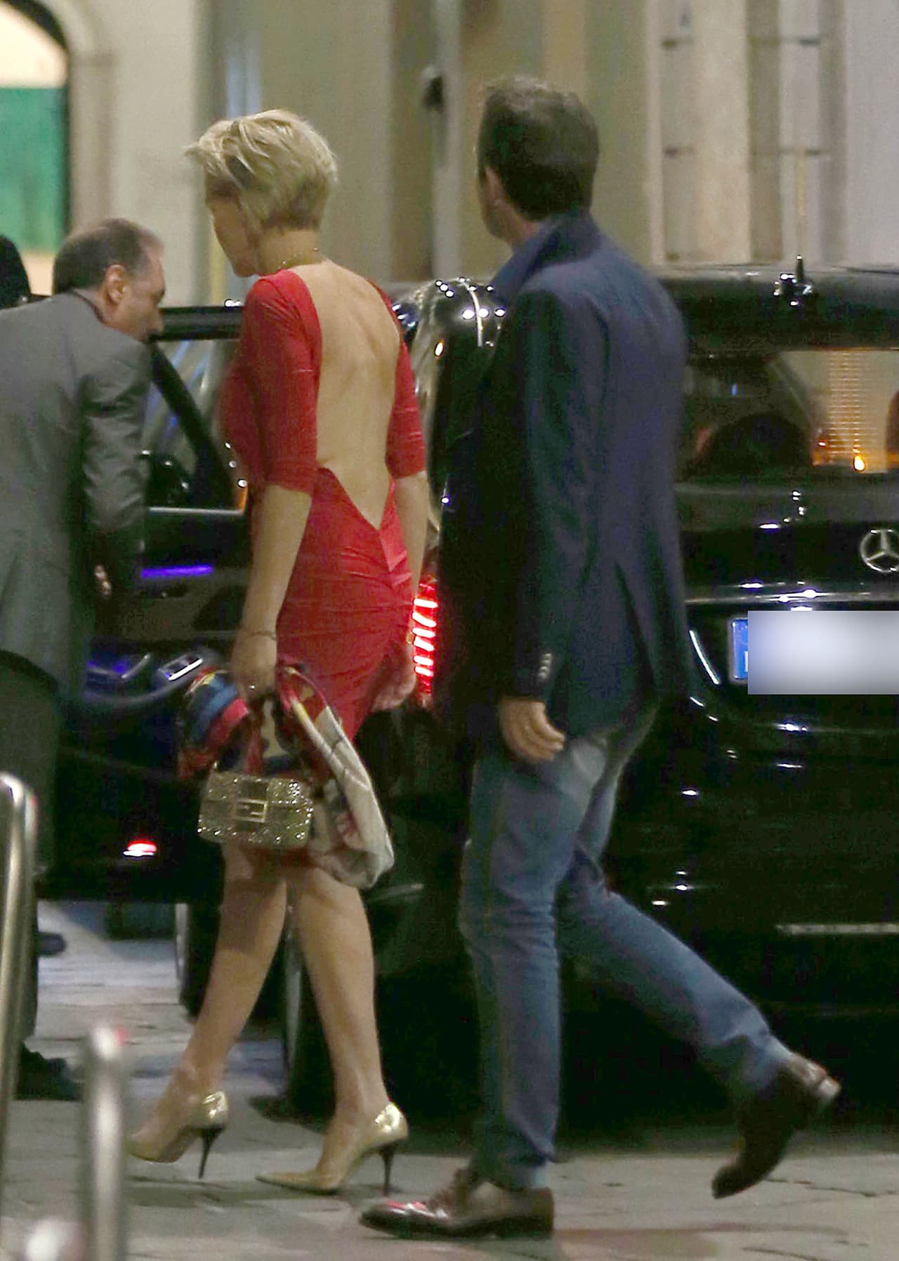 ¡Y qué atrevida abertura en la espalda!