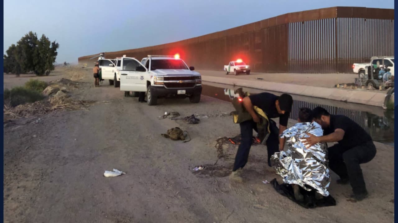 El menor presentaba señales de hipotermia por lo que ambos fueron trasladados al hospital para recibir atención médica. Una vez que fueron dados de alta fueron entregados a agentes de la Patrulla Fronteriza. 
<br>
<br>