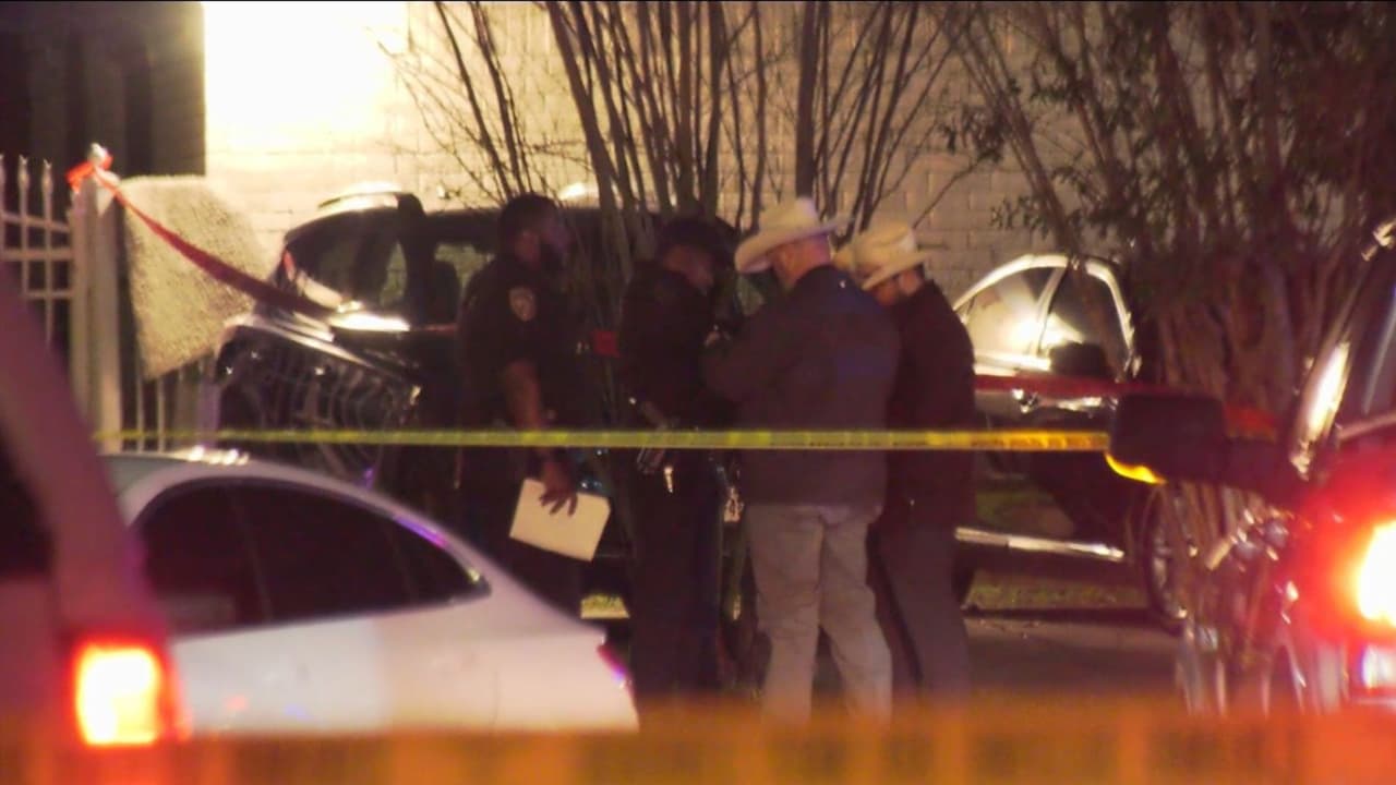 Un hombre es acusado de asesinar a su mamá con un martillo y dejar su cuerpo en el garaje de la casa