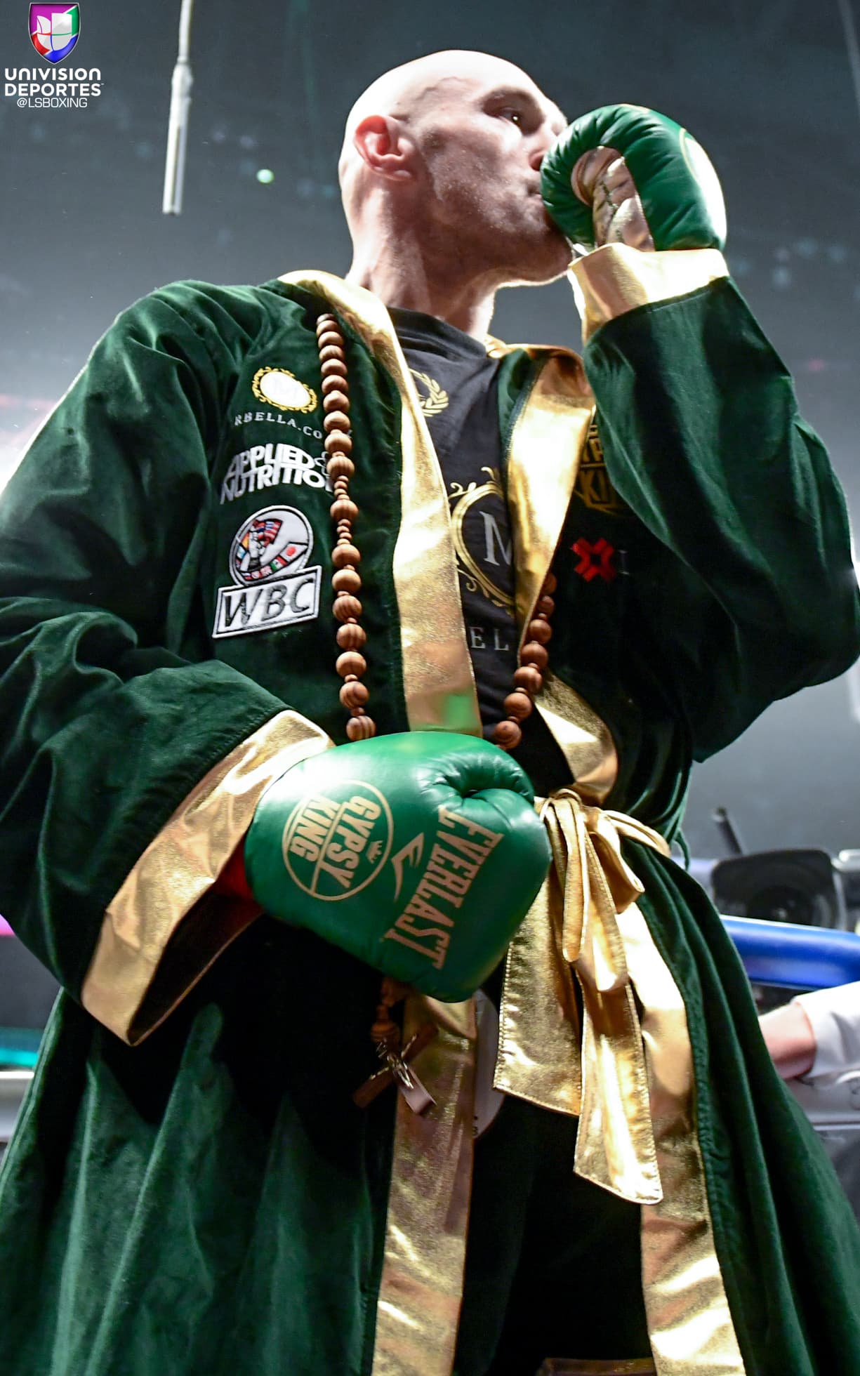 Tyson Fury y Deontay Wilder brindaron una pelea para la historia en el Staples Center de Los Ángeles. Wilder, monarca del CMB de peso completo, tiró en dos ocasiones al inglés, quien se levantó tras dominar la contienda con su elusivo boxeo. AL final, los jueces otorgaron un empate.