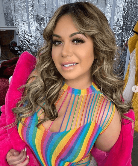 En días pasados, 
<b>Chiquis</b> también compartió con sus seguidores que ahora mismo el soundtrack de su vida es la canción de su mamá ‘Basta ya’.