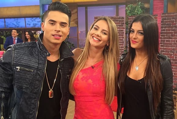 'Hoy tuvimos visita de lujo @reykon y @beberexha los intérpretes del tema oficial de @univision en la Copa Oro 2015', compartió Ximena. (Junio 2, 2015)