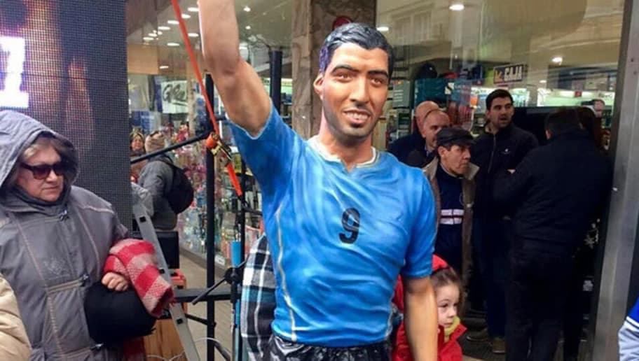 El jugador del Barcelona es ídolo en su país, y así lo reconocieron, con una estatua. Lo que cuenta es la intención, ¿no?