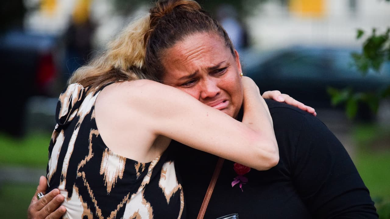 La policía de Houston dijo que continuará con la investigación aunque se presume que el arma utilizada por el sospechoso para quitarse la vida, es la misma que usó para dispararle a su familia.