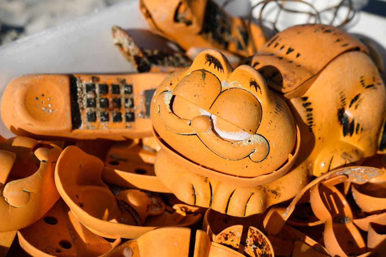 En Plouarzel, en el oeste de Francia, estos teléfonos de plástico de 'Garfield' aparecieron durante más de 30 años en las playas. Ahora se resolvió el misterio.