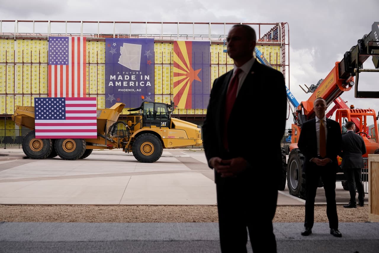 Su visita se centró en la economía y la creación de empleos en el ámbito tecnológico, pues Phoenix se convertirá en el lugar más grande de fabricación de semiconductores.